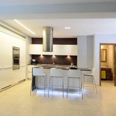 Spacious Fully Equipped 3Bd 2Bath Apt In The Heart Of City With Balconies Ac And Fast Wifi #2 كاندية المظهر الخارجي الصورة